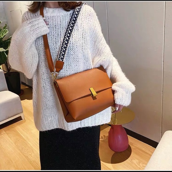 Cute Crossbody - Picture 2 of 8